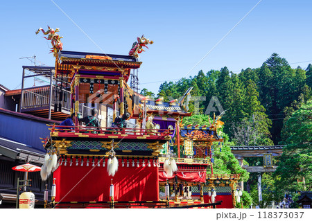 秋の高山祭　屋台の曳き揃え 118373037