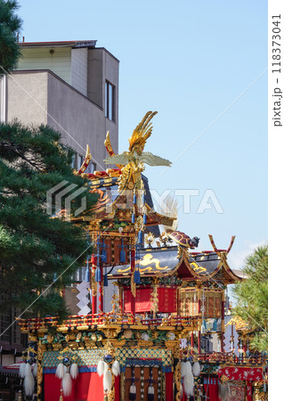 秋の高山祭　屋台の曳き揃え 118373041