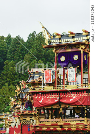 秋の高山祭　屋台の曳き揃え 118373048