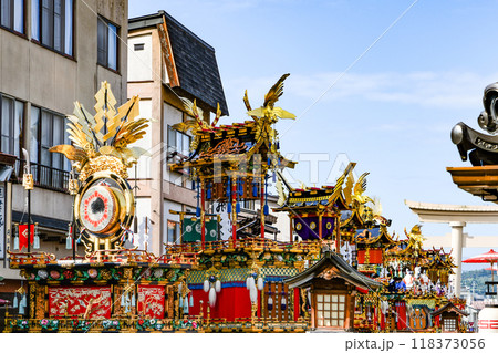 秋の高山祭　屋台の曳き揃え 118373056