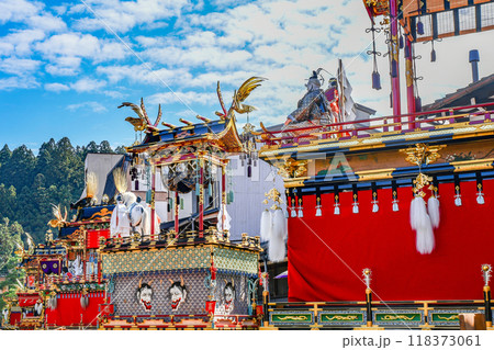 秋の高山祭　屋台の曳き揃え 118373061