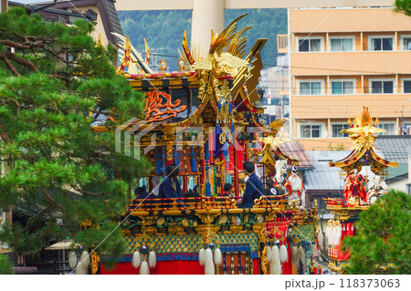 秋の高山祭　屋台の曳き揃え 118373063
