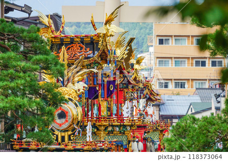 秋の高山祭　屋台の曳き揃え 118373064