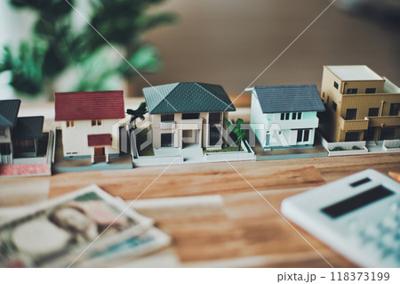 複数並ぶ住宅模型 不動産ビジネスイメージ 複数並ぶ住宅模型 不動産ビジネスイメージ 118373199
