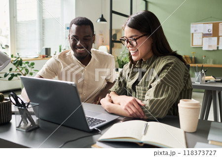 Collaborating and Smiling During Office Work 118373727