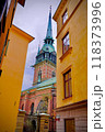 旧市街の中にある教会 118373996