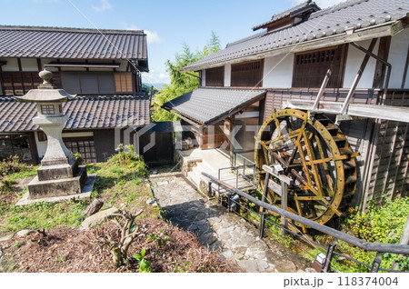 《馬籠宿・枡形の常夜燈と水車》歩く旅・古い町並み・岐阜県 118374004