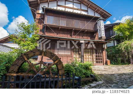 《馬籠宿・水車》歩く旅・古い町並み・岐阜県 118374025