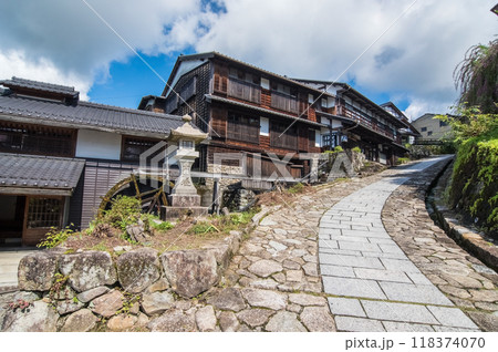 《馬籠宿・枡形付近の常夜燈と水車》歩く旅・古い町並み・岐阜県 《馬籠宿・枡形付近の常夜燈と水車》歩く旅・古い町並み・岐阜県 118374070