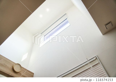 吹き抜けのある明るいリビング 118374153