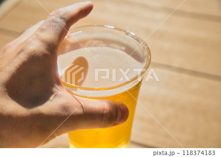 ビールを持つ男性の手 ビールを持つ男性の手 118374183