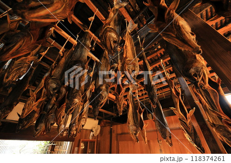 村上市の鮭の酒びたしが並ぶ光景 118374261