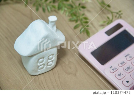 家のクレイアートと電卓 118374475