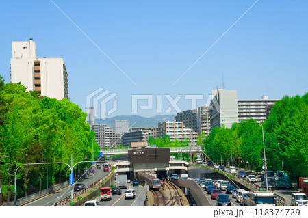 【大阪府】5月・緑が綺麗な桃山台駅周辺の新御堂筋と北大阪急行 118374729