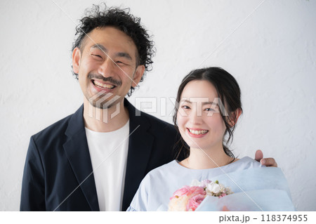 妻にプレゼントする男性　結婚記念日、いい夫婦の日などのイメージ 118374955