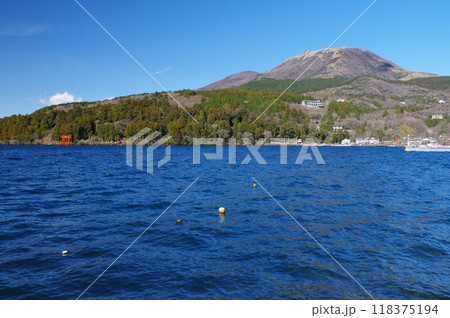 元箱根から望む冬の芦ノ湖と駒ヶ岳 118375194