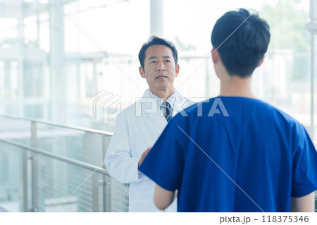 相談をする医師と看護師 相談をする医師と看護師 118375346
