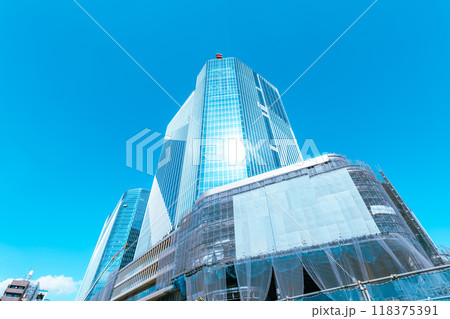 工事中の大規模建設と青空 高輪ゲートウェイ 2024.09　n-4 ライトカラー 118375391