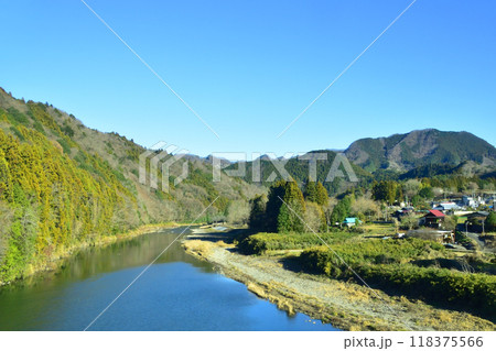 JR東日本水郡線の、下小川駅から常陸大子駅までの車窓風景(2022年12月) 118375566