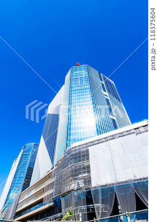 工事中の大規模建設と青空 高輪ゲートウェイ 2024.09 q-2 高彩度コントラスト 工事中の大規模建設と青空 高輪ゲートウェイ 2024.09 q-2 高彩度コントラスト 118375604