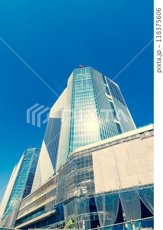 工事中の大規模建設と青空 高輪ゲートウェイ 2024.09　q-3 暖色 118375606