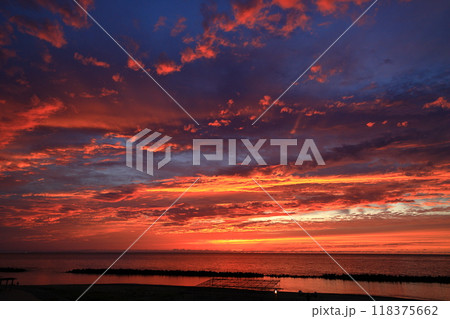 瀬波海岸の夕焼雲 118375662