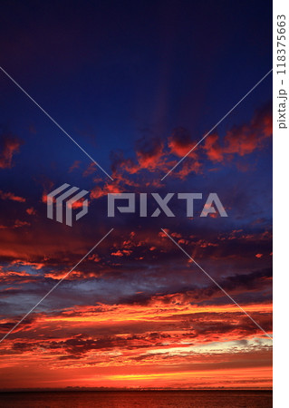 瀬波海岸の夕暮れの海 瀬波海岸の夕暮れの海 118375663