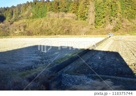 JR東日本水郡線の、磐城石井駅から磐城浅川駅までの車窓風景(2022年12月) 118375744