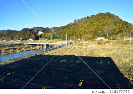 JR東日本水郡線の、磐城石井駅から磐城浅川駅までの車窓風景(2022年12月) 118375747