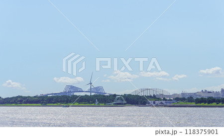 【東京都】若洲海浜公園と東京ゲートブリッジ(荒川健康の道方面からの撮影) 118375901