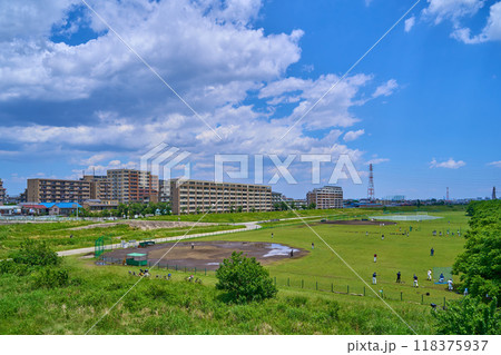 東京都府中市是政の是政橋から是政野球場やマンション群を見る 東京都府中市是政の是政橋から是政野球場やマンション群を見る 118375937