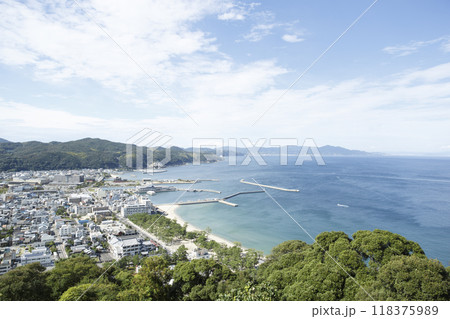 洲本城から見た大阪湾と洲本市街、青空 118375989