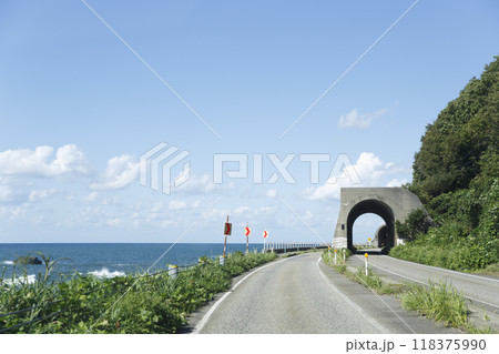 国道345号線から見る日本海、青空 118375990