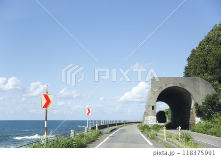 国道345号線から見る日本海、青空 118375991