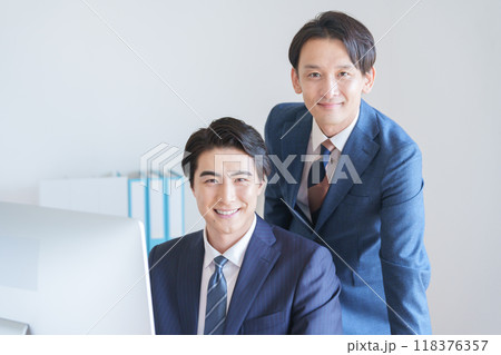 オフィスで働くビジネスパーソン オフィスで働くビジネスパーソン 118376357
