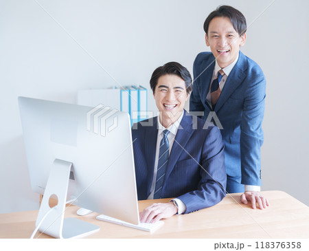 オフィスで働くビジネスパーソン オフィスで働くビジネスパーソン 118376358