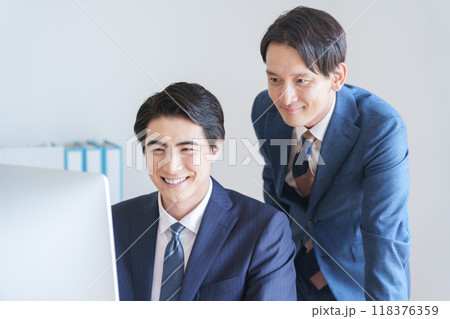 オフィスで働くビジネスパーソン オフィスで働くビジネスパーソン 118376359