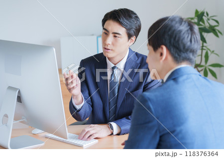 会議をするビジネスパーソン 118376364