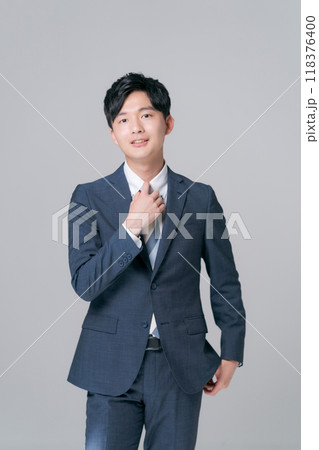 スーツ姿の若い男性 118376400