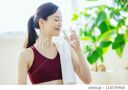 水を飲む女性 118376468