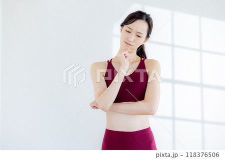 ヨガウェアを着ている女性 ヨガウェアを着ている女性 118376506