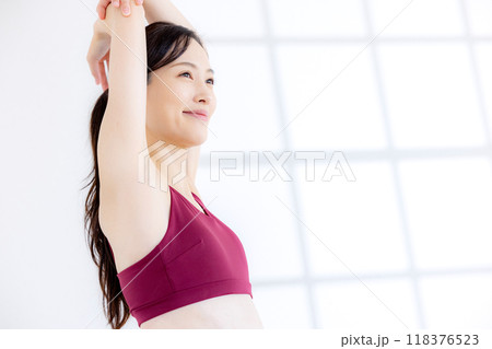 ヨガウェアを着ている女性 118376523