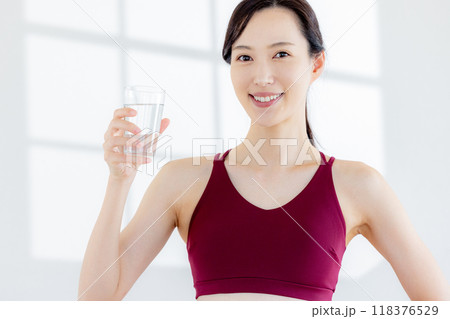 水を飲むヨガウェアを着ている女性 水を飲むヨガウェアを着ている女性 118376529