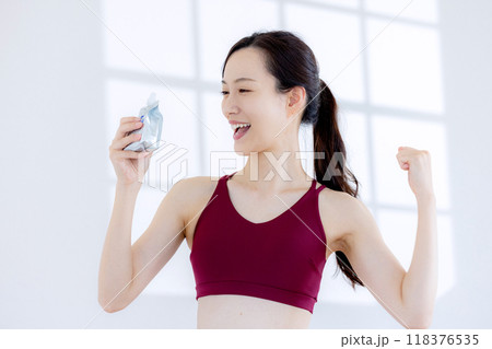 ゼリーを飲む女性 118376535