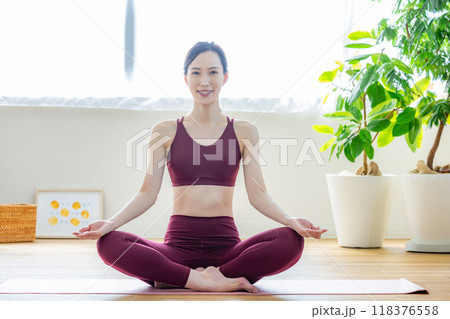 ヨガをする女性 118376558