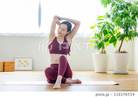 運動をする女性 118376559