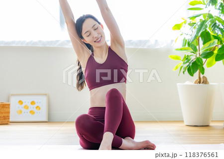 運動をする女性 118376561