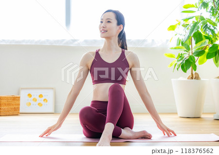 運動をする女性 118376562