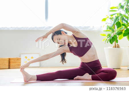 運動をする女性 運動をする女性 118376563