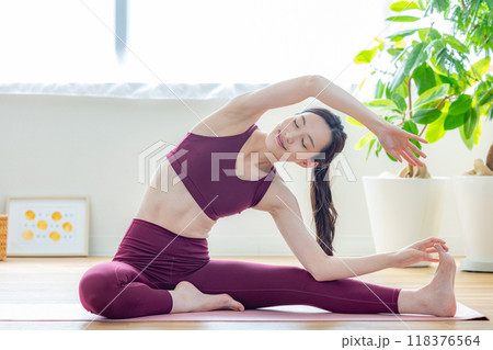 運動をする女性 運動をする女性 118376564